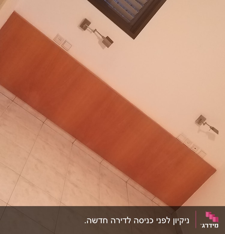 רצפה נקייה עם אריחים לבנים וחלון עם תריסים